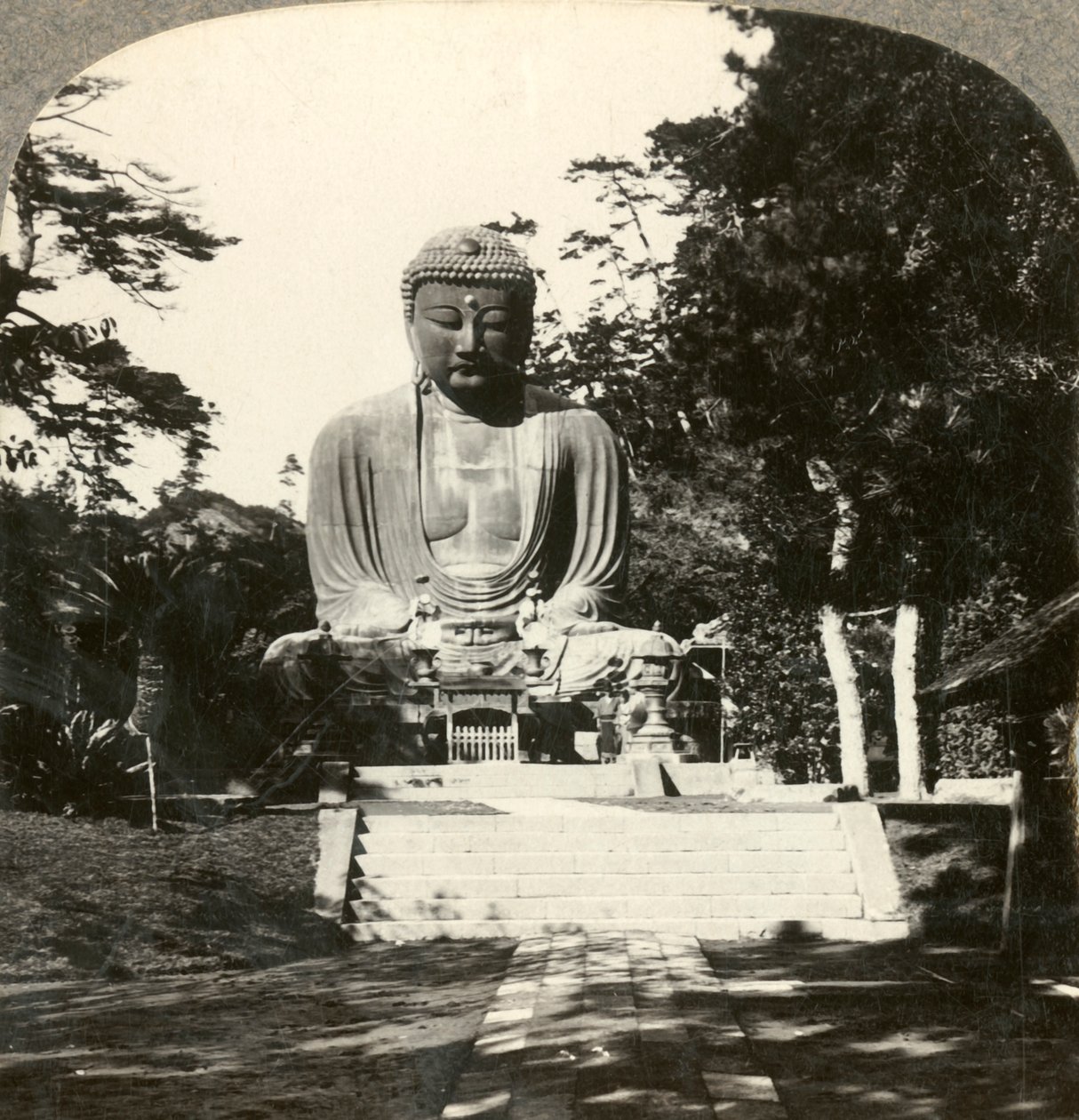 Buddha kolosszális szobra, amelyet a japánok tisztelnek, egy erdei templomban, Kamakura, Japán, 1900 körül. alkotó: Unbekannt