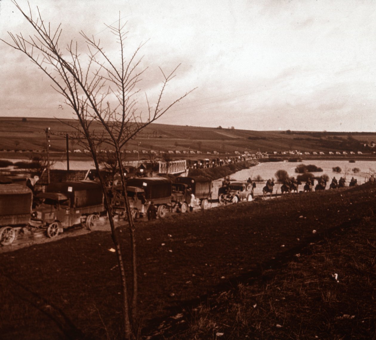 Teherautók oszlopa, Verdun, Észak-Franciaország, c1914-c1918 alkotó: Unbekannt