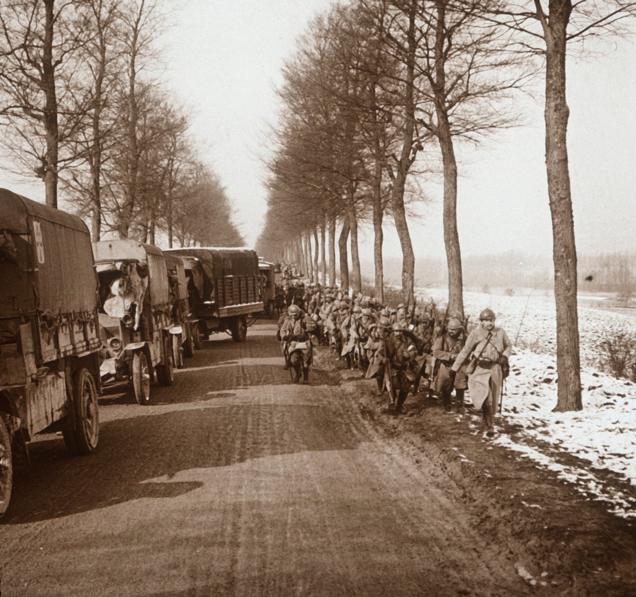 Teherautók és csapatok oszlopa, Somme-Tourbe, Észak-Franciaország, c1914-c1918 alkotó: Unbekannt