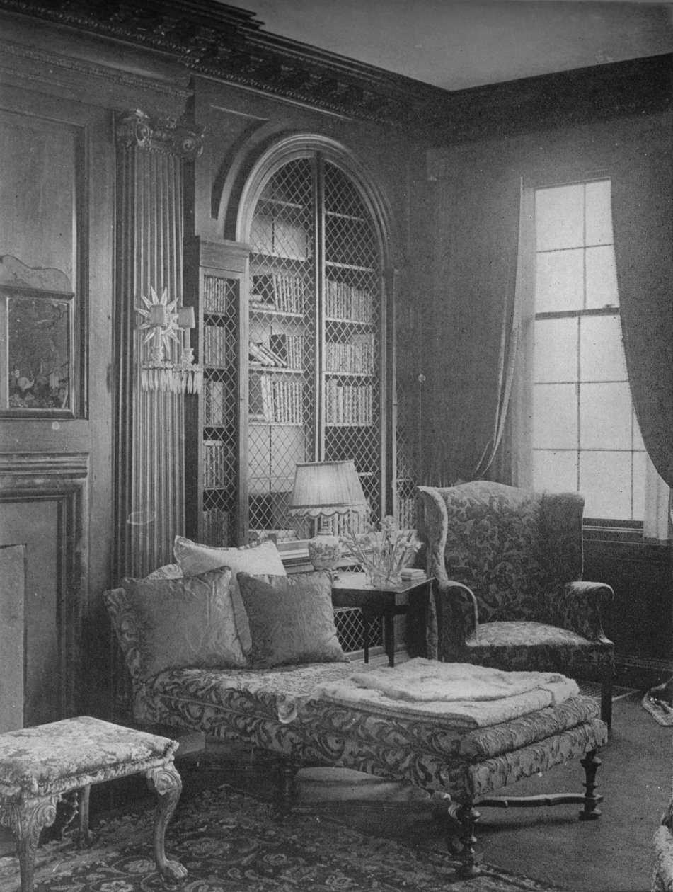 Kényelmes sarok a könyvtárban könyvespolccal, Miss Anne Morgan háza, New York City, 1924 alkotó: Unbekannt