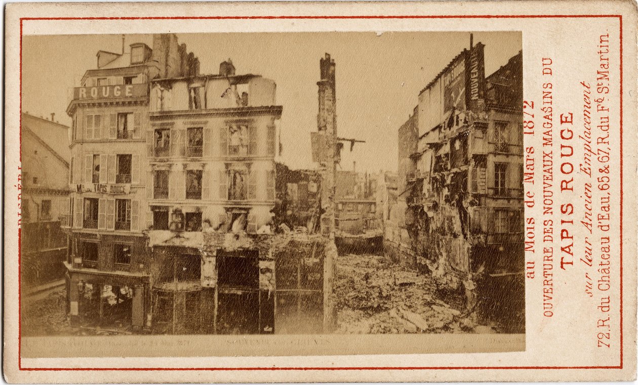 Commune de Paris (1871): a Carpet Rouge áruházak megnyitása, egy reklámkártya, amely egy évvel korábban, a kommün idején romokban hever. Nyomtatás kartonra Dim. 6,3x10 cm alkotó: Unbekannt