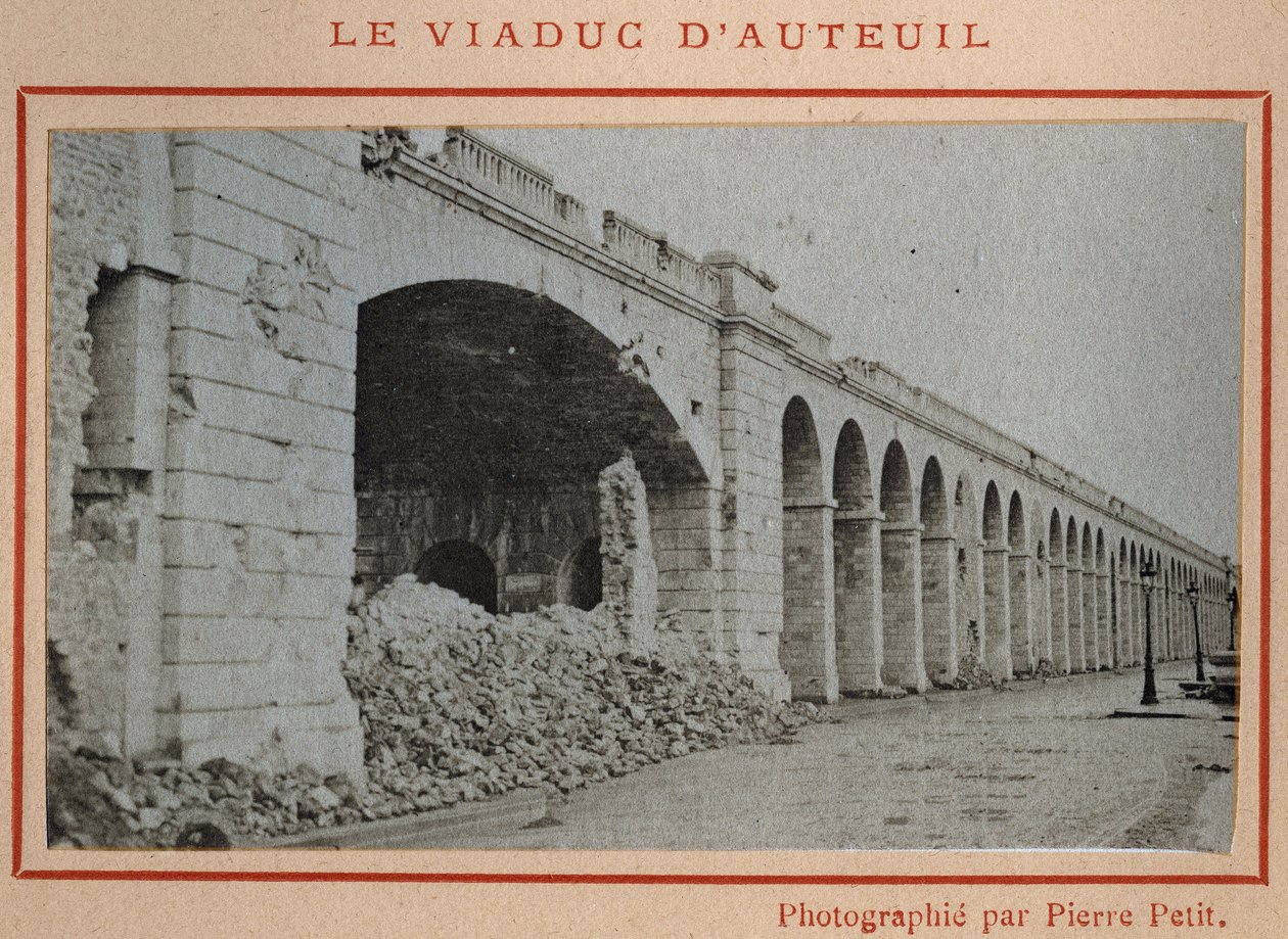 Commune de Paris (1871): kilátás a párizsi Auteuil viaduktról 1871 májusában. Pierre Pepetit fényképe. Nyomtatás kartonra, Dim. 9x5,4 cm alkotó: Unbekannt