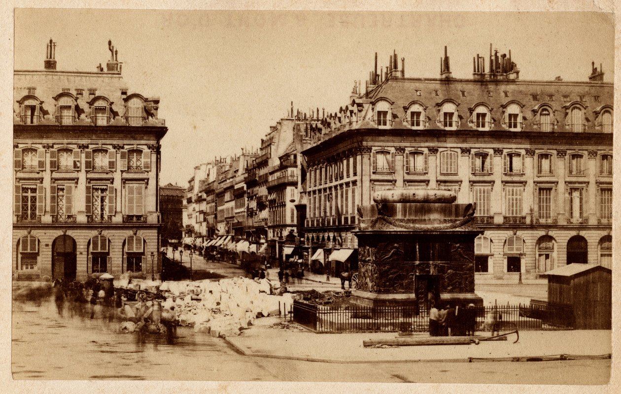 Párizs község (1871) a Place Vendome felől nézve a megsemmisült oszloppal. Fényképezés. Nyomtatás kartonra Dim. 10,4x6,2 cm alkotó: Unbekannt