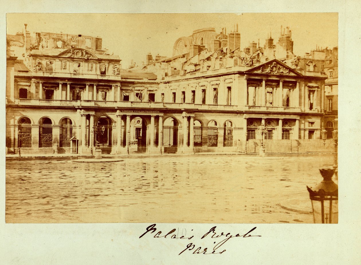 Párizs kommün (1871): kilátás a Palais Royal (Palais-Royal) detruitra. Névtelen fotózás. Nyomtatás kartonra Dim. 15x10 cm alkotó: Unbekannt