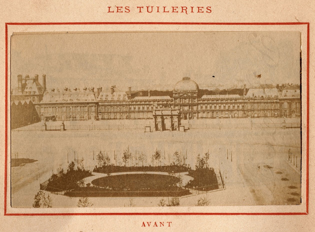 Párizs kommün (1871): a párizsi Palais des Tuileries képe az 1871. májusi tűzvész előtt. Pierre Pepetit fényképe. Nyomtatás kartonra, Dim. 9x5,4 cm alkotó: Unbekannt