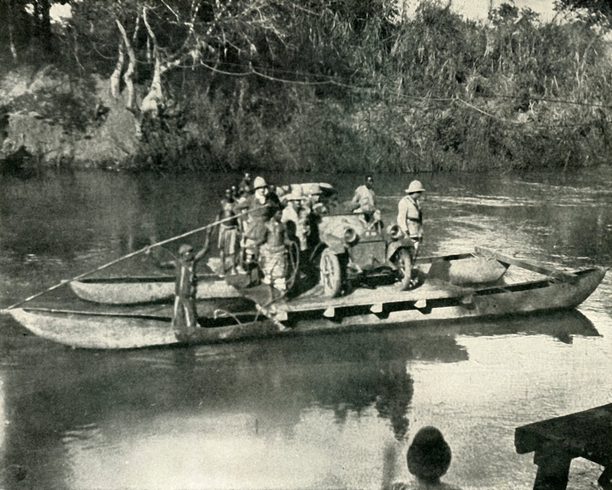 Gépjárművek szállítása a Mbaka folyón, német Kelet-Afrika, 1919. alkotó: Unbekannt