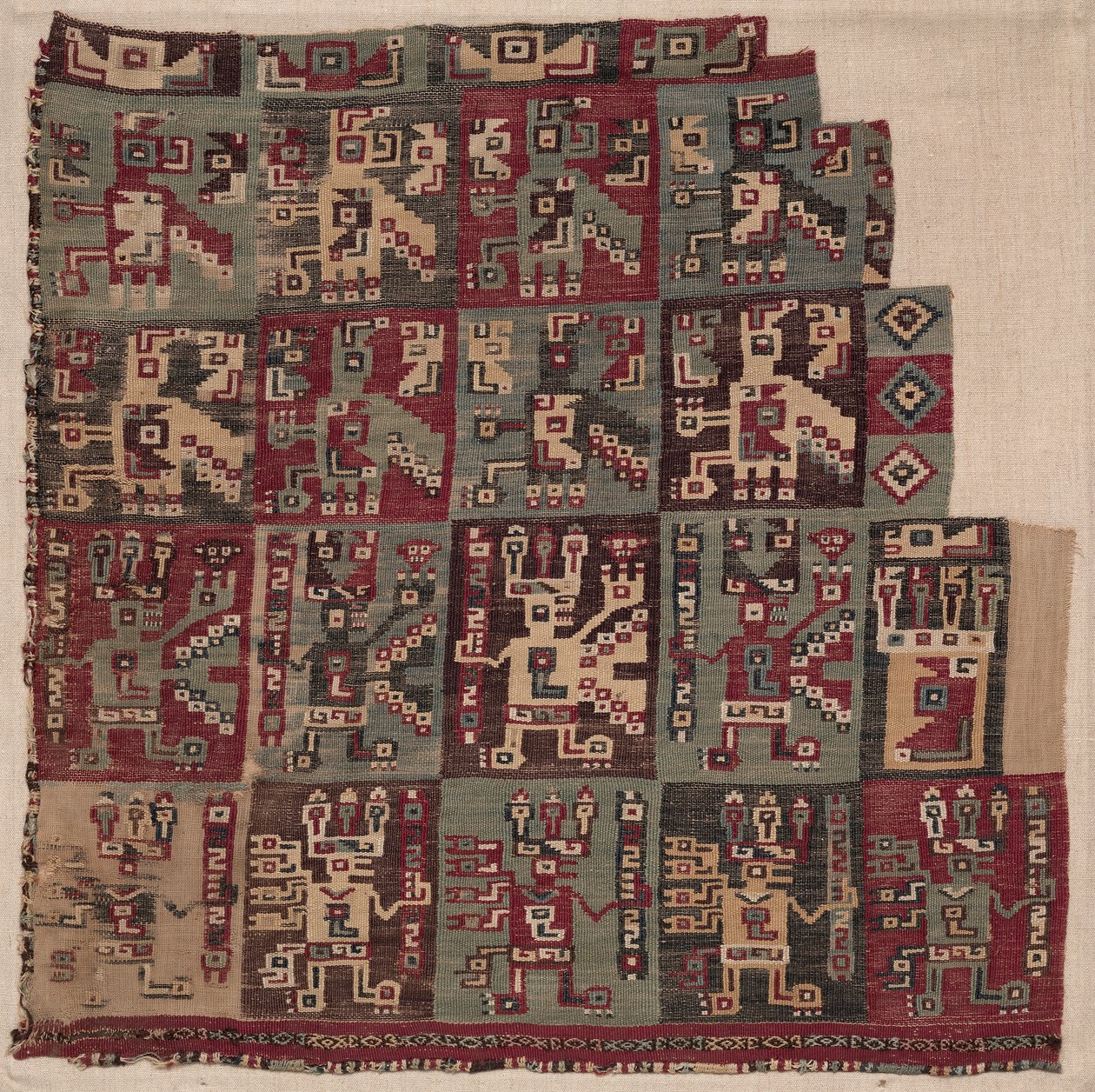 Saroktöredék, valószínűleg tunikából, i.sz. 700-1100. alkotó: Unbekannt