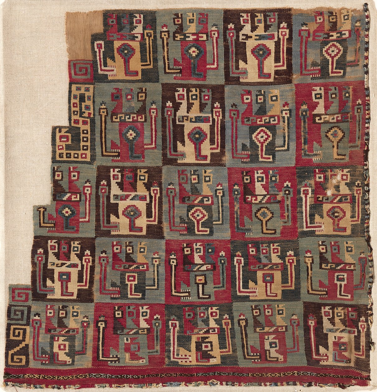 Saroktöredék, Valószínűleg tunikából, c. 700-1100. alkotó: Unbekannt