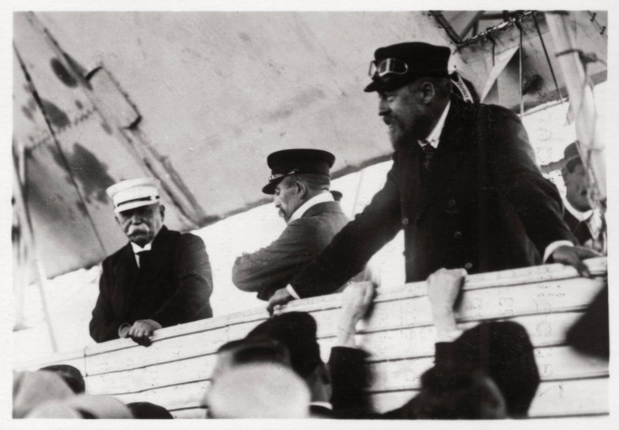 Zeppelin gróf és Dr. Eckener egy Zeppelin gondolában, Schwaben, Németország, 1908-1917 1933 alkotó: Unbekannt