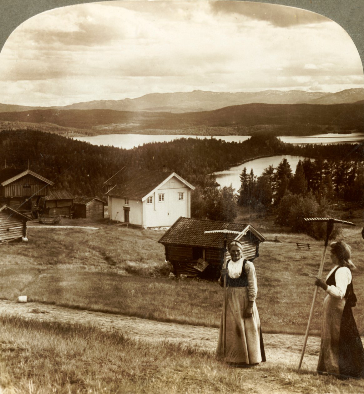 Vidéki lányok szénavágáskor - a Bolkesjo- és a Folsjo-tavakon át a Himingen-hegyig, Norvégia, 1905. alkotó: Unbekannt