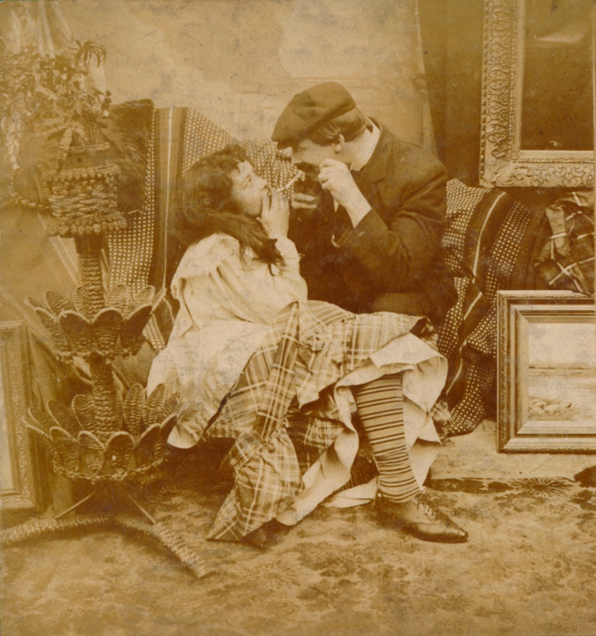 Egymástól cigarettára gyújtó pár, 1900 alkotó: Unbekannt