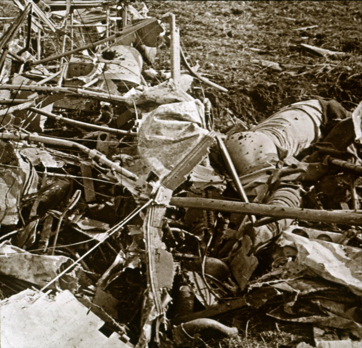 Lezuhant repülőgép, Aisne, Franciaország, 1914-c1918 alkotó: Unbekannt