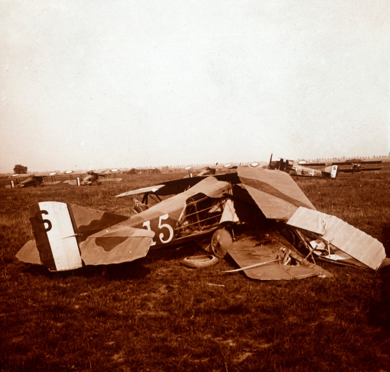 Lezuhant repülőgép, c1914-c1918 alkotó: Unbekannt