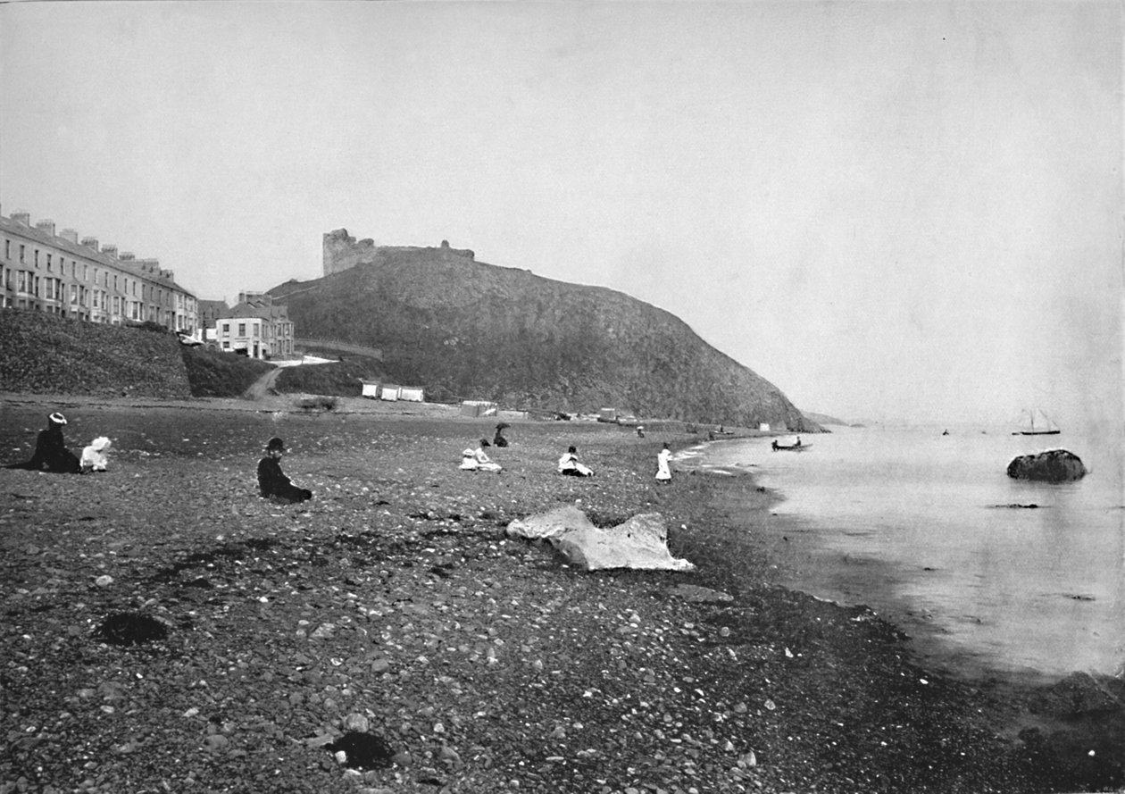 Criccieth – Kilátás a tengerpartra és a kastélyra, 1895 alkotó: Unbekannt