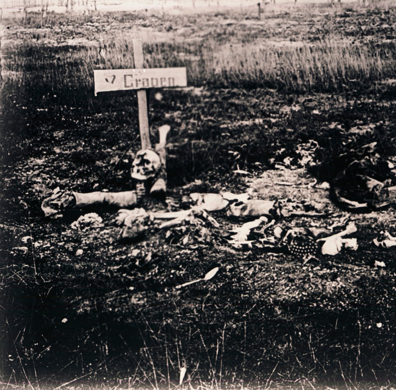 Kereszt és emberi maradványok, c1914-c1918 alkotó: Unbekannt