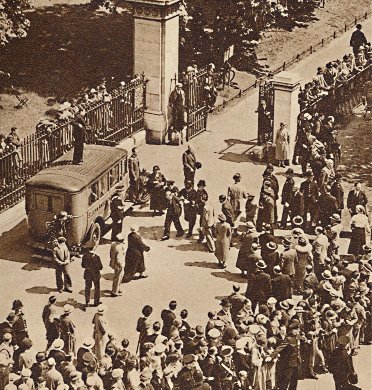 A tömeg nézi, ahogy a letartóztatott férfit a rendőrségi furgonba viszik 1937-ben alkotó: Unbekannt