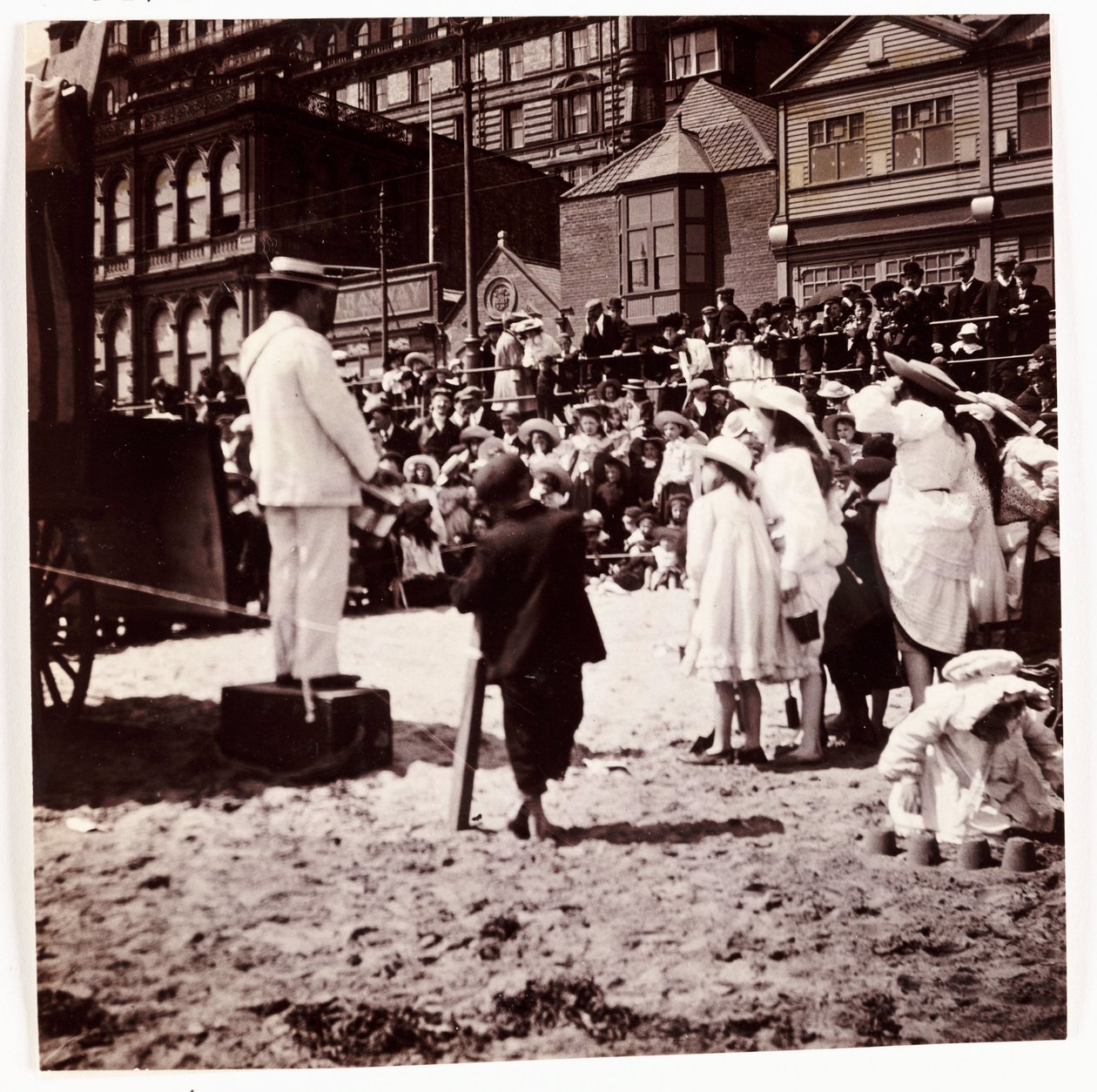 A tömeg egy tengerparti szórakoztatót néz, 1905 alkotó: Unbekannt