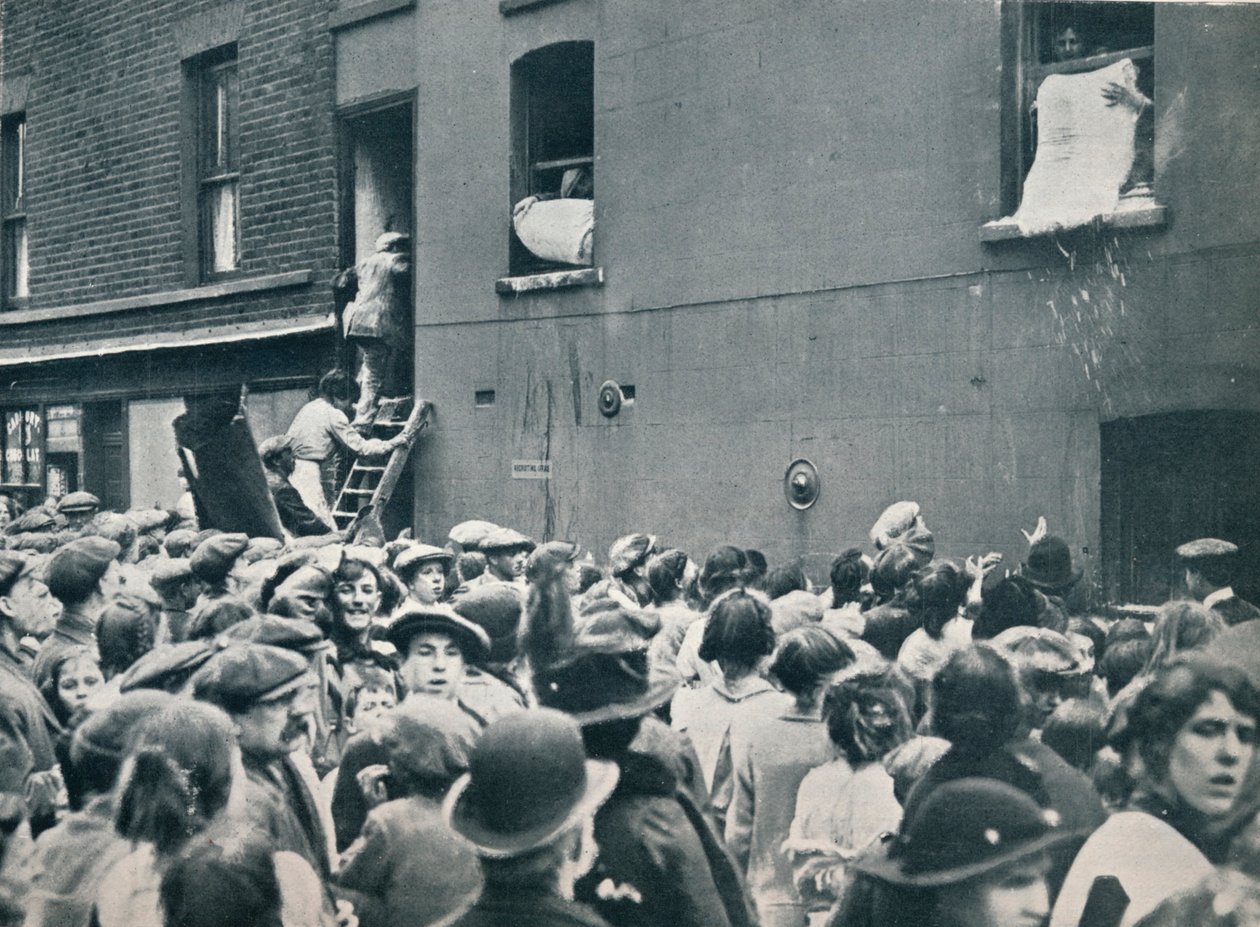 Tömeg egy német ház kifosztását nézi Nyárban, 1914 alkotó: Unbekannt