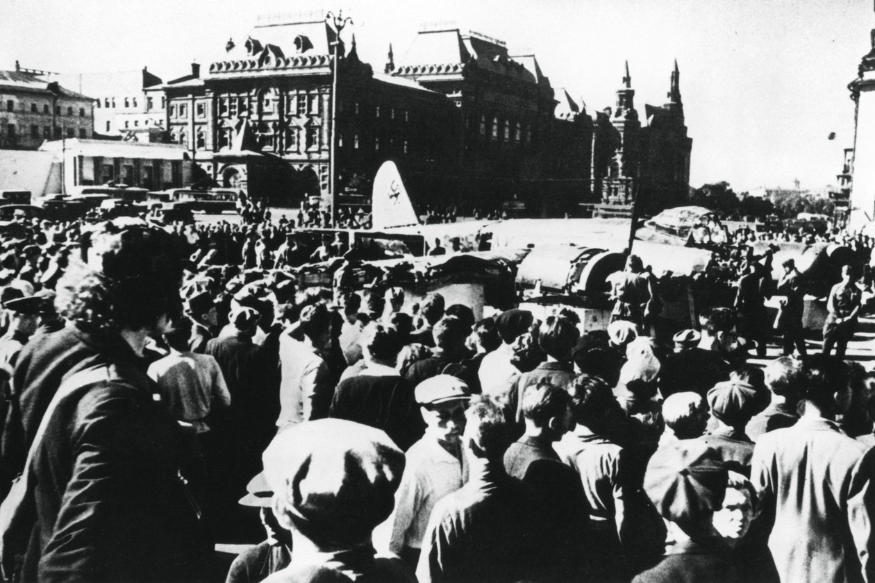 Tömeg egy lecsapott német bombázó körül a moszkvai Sverdlov téren, 1941 alkotó: Unbekannt