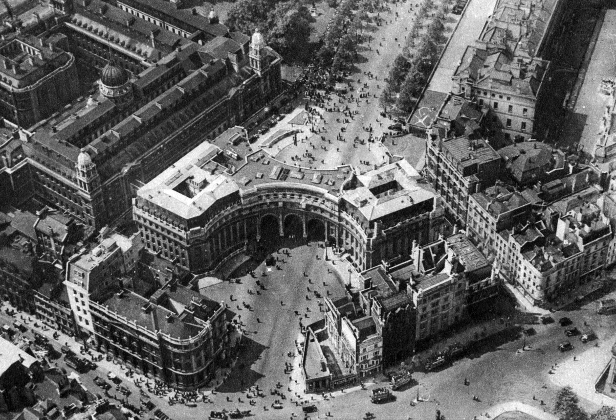 Tömegek gyülekeznek a bevásárlóközpontban a színek összeállítására, London, 1926-1927 alkotó: Unbekannt