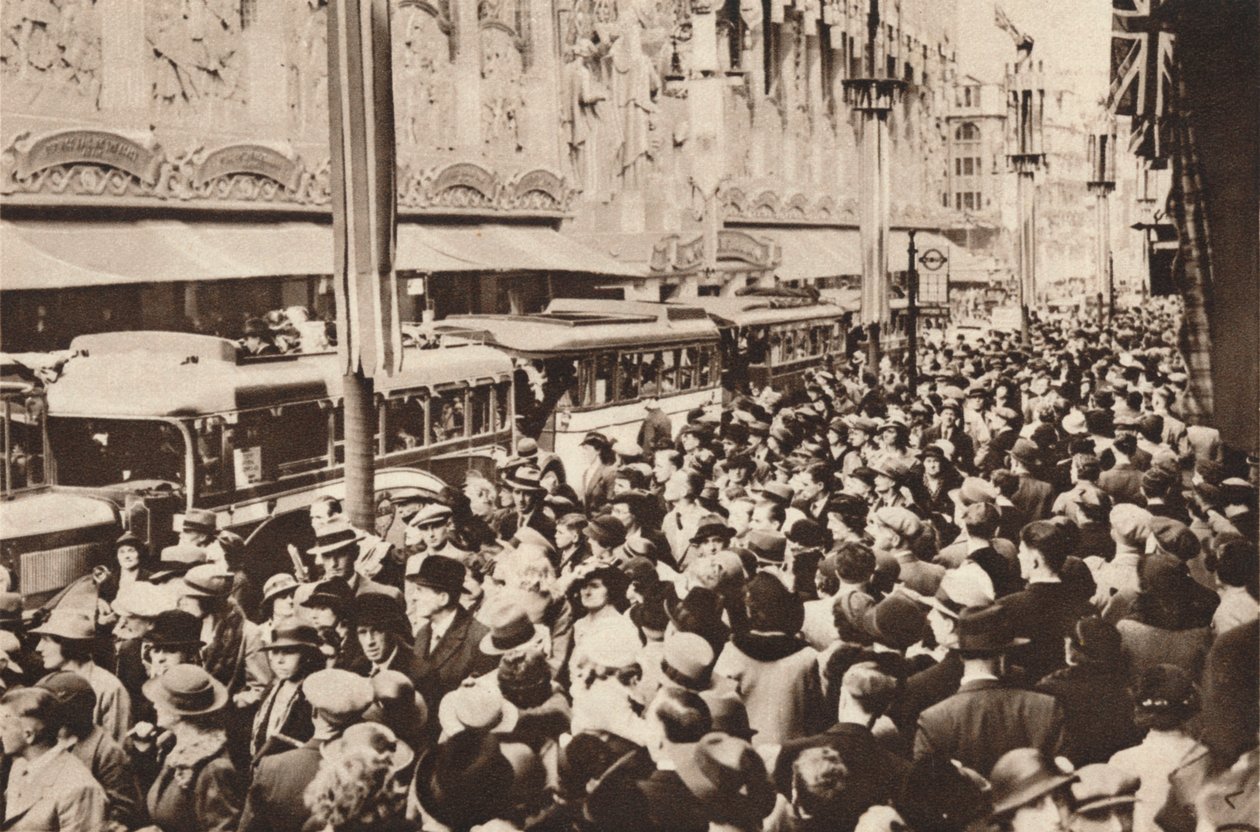 Tömeg az Oxford Streeten az 1937-es VI. György koronázását követő ünnepnapon alkotó: Unbekannt