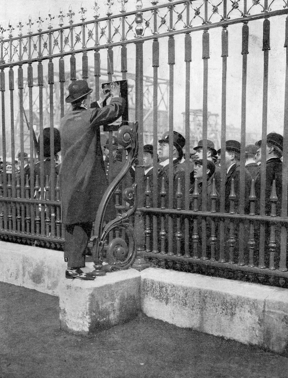 A Buckingham-palota előtt tömegek várják a király betegségéről szóló híreket, 1910. május 5. alkotó: Unbekannt