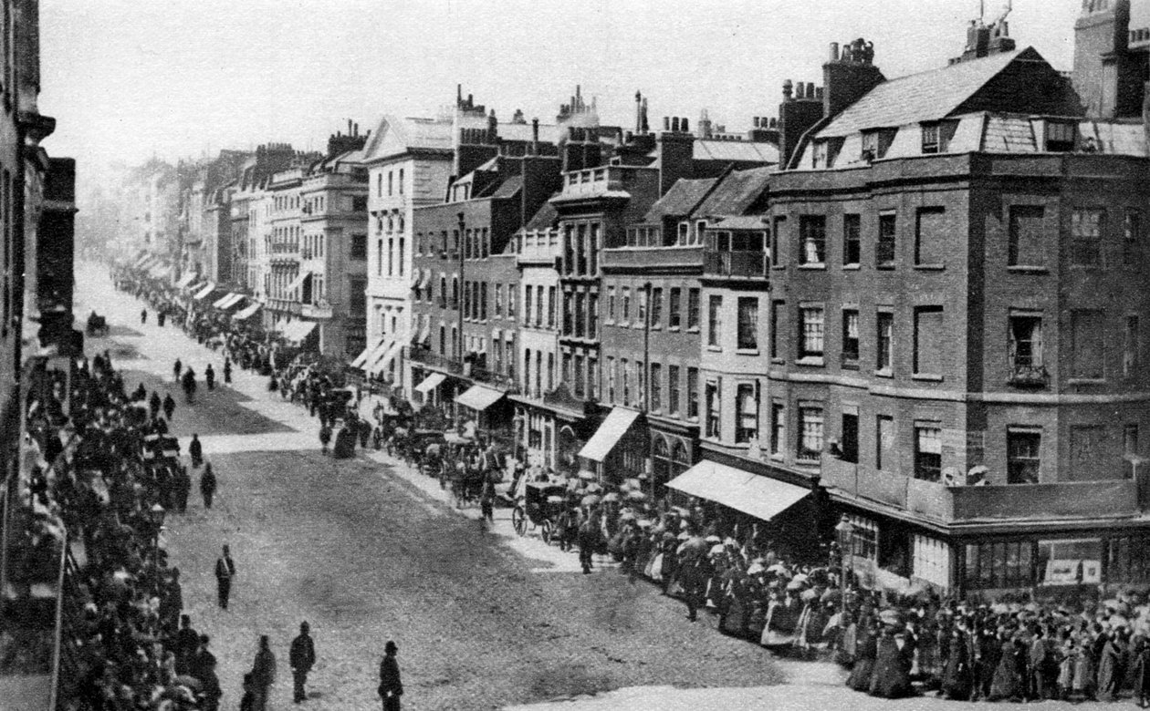 Tömegek várják a királynőt a londoni St James