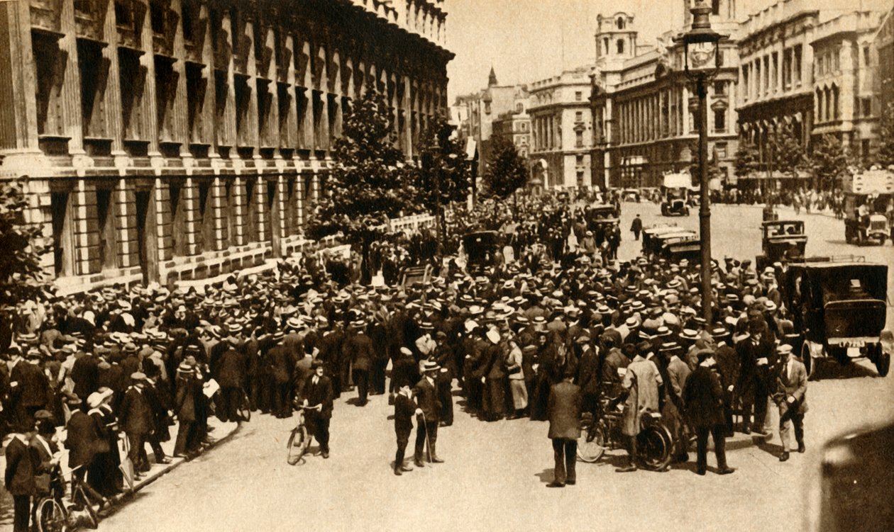 A londoni Downing Street előtt tömegek várják a híreket a háborúról, 1914. július, 1933. alkotó: Unbekannt