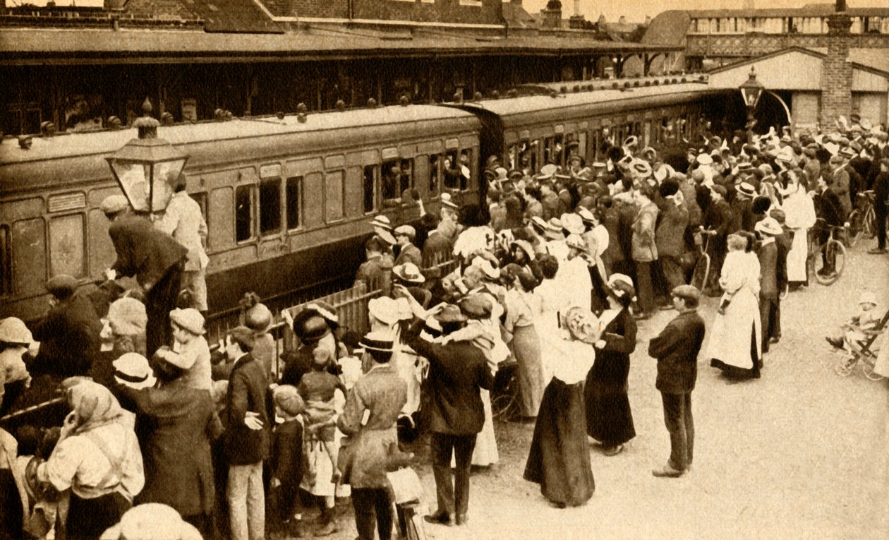 Az első világháborúban harcolni induló csapatokat integető tömeg, a háború, Nagy-Britannia, 1914, 1933. alkotó: Unbekannt