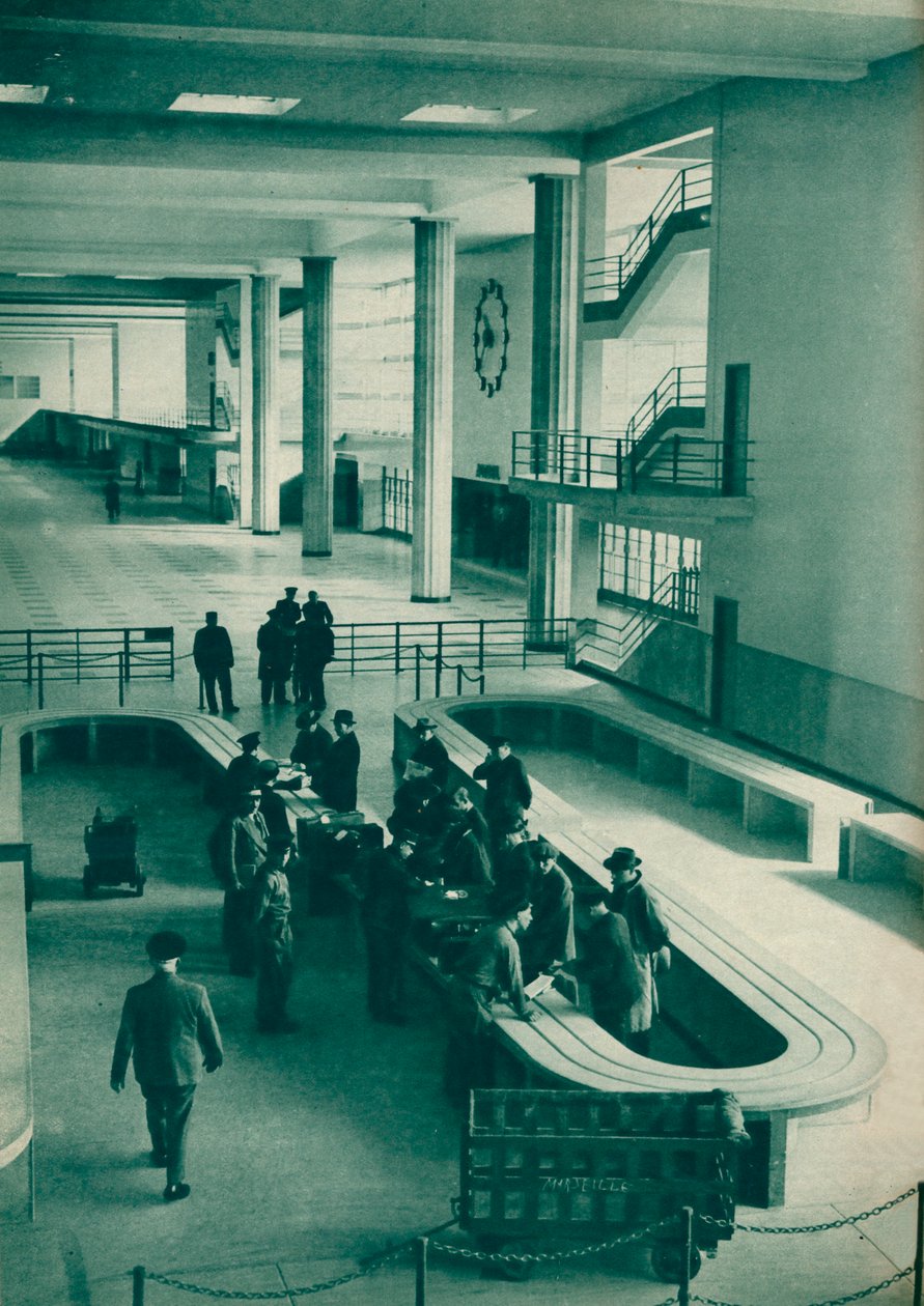 Az utasok poggyászát vizsgáló vámtisztek a párizsi Le Bourget repülőtéren, 1937 alkotó: Unbekannt