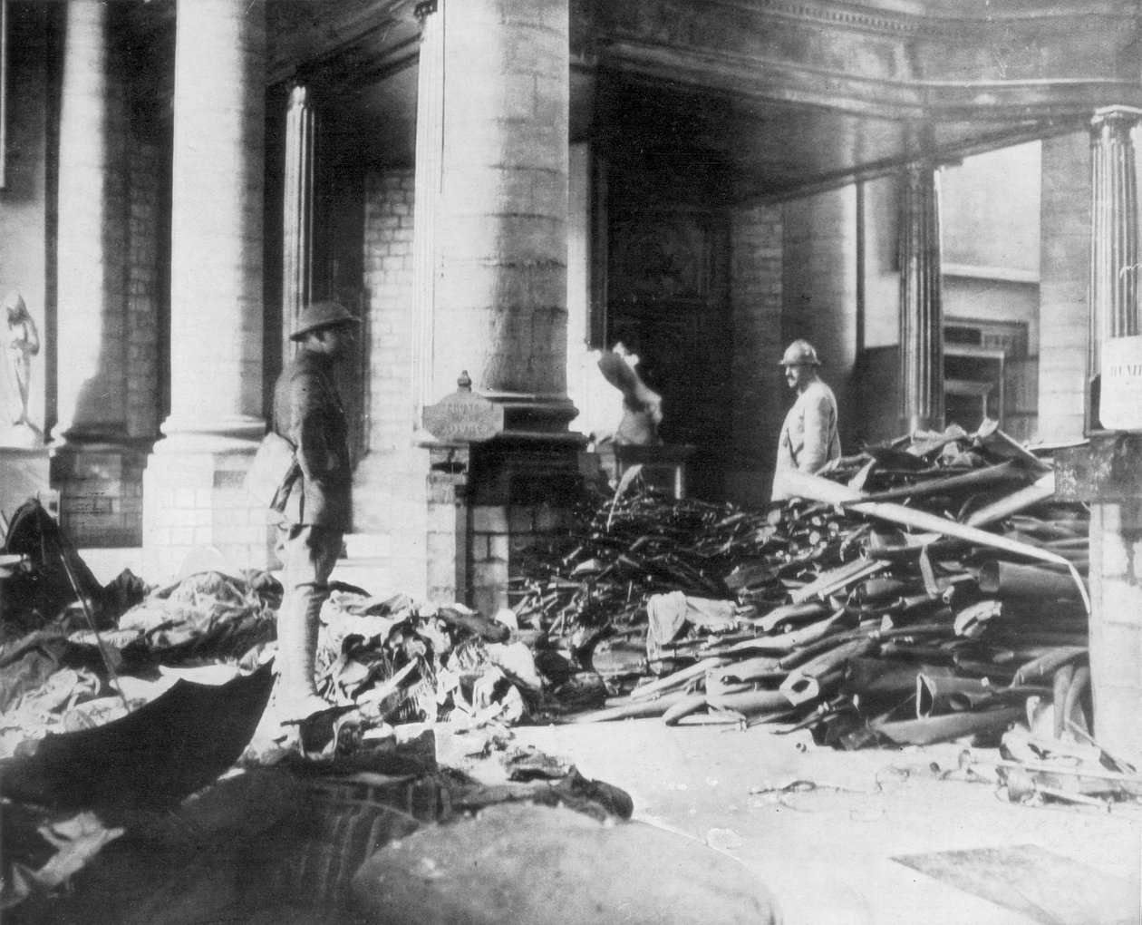 A franciaországi Douai templom belsejében keletkezett károk, 1918 alkotó: Unbekannt