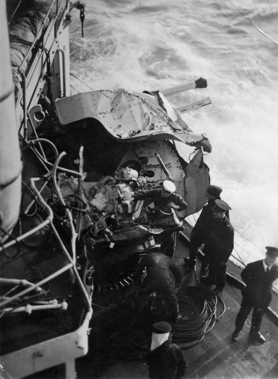 Sérült légelhárító ágyú a HMS Malaya brit csatahajón, Portugália partjainál, 1937 alkotó: Unbekannt