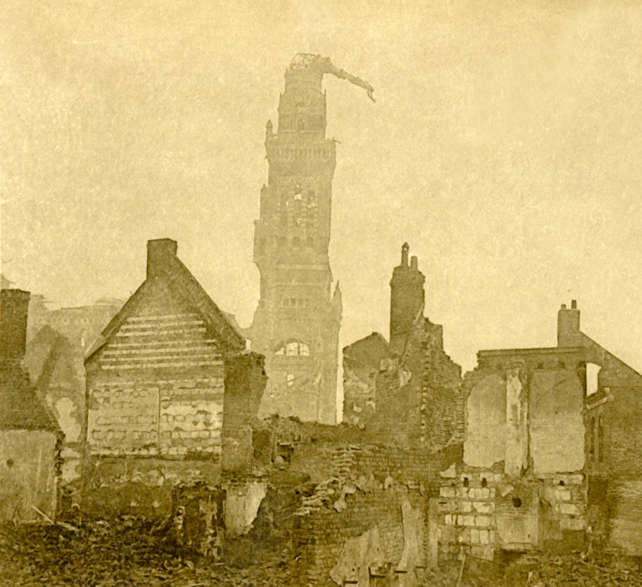 A Notre-Dame de Brebières tornya sérült, Albert, Észak-Franciaország, 1915-c1918 alkotó: Unbekannt
