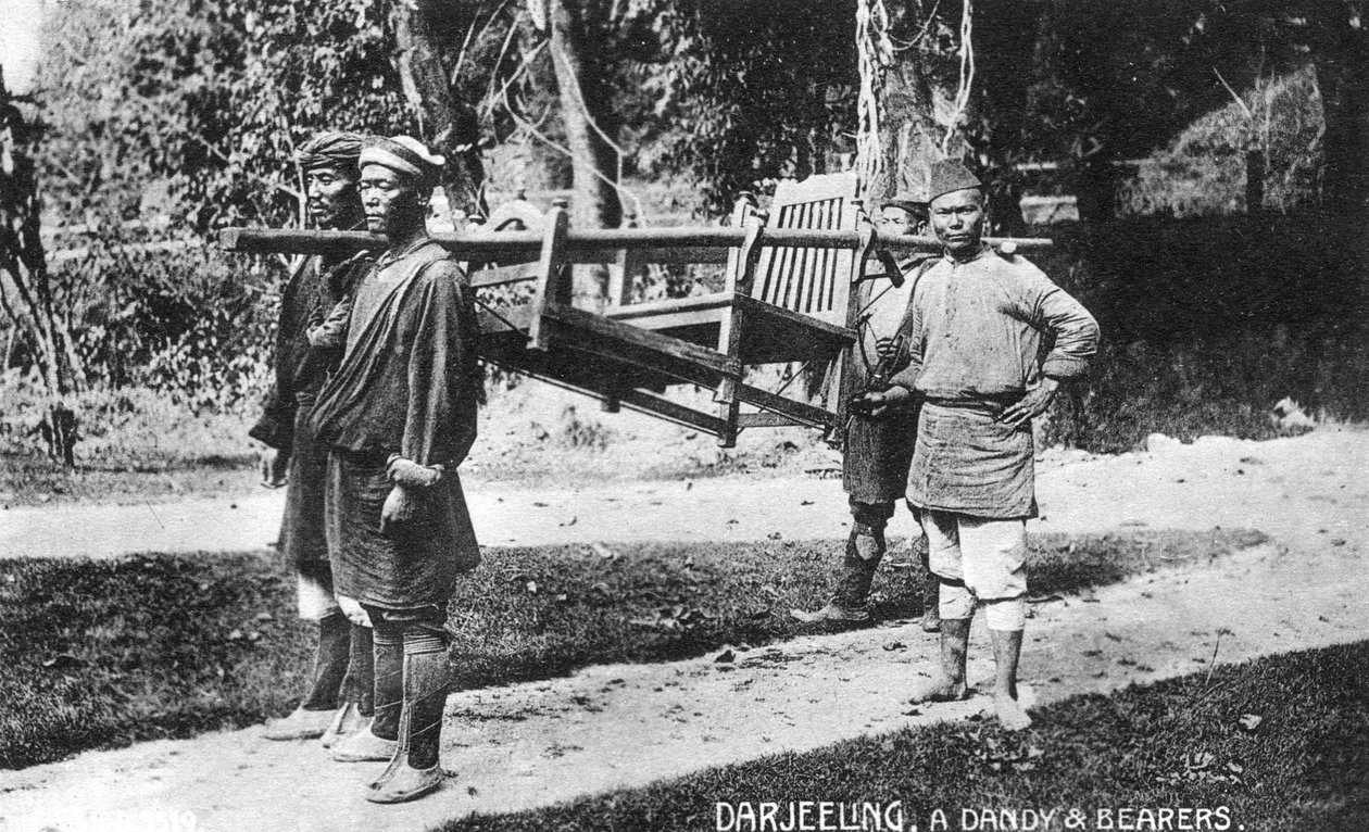Dandy and Bearers, Darjeeling, India, XX. század eleje alkotó: Unbekannt