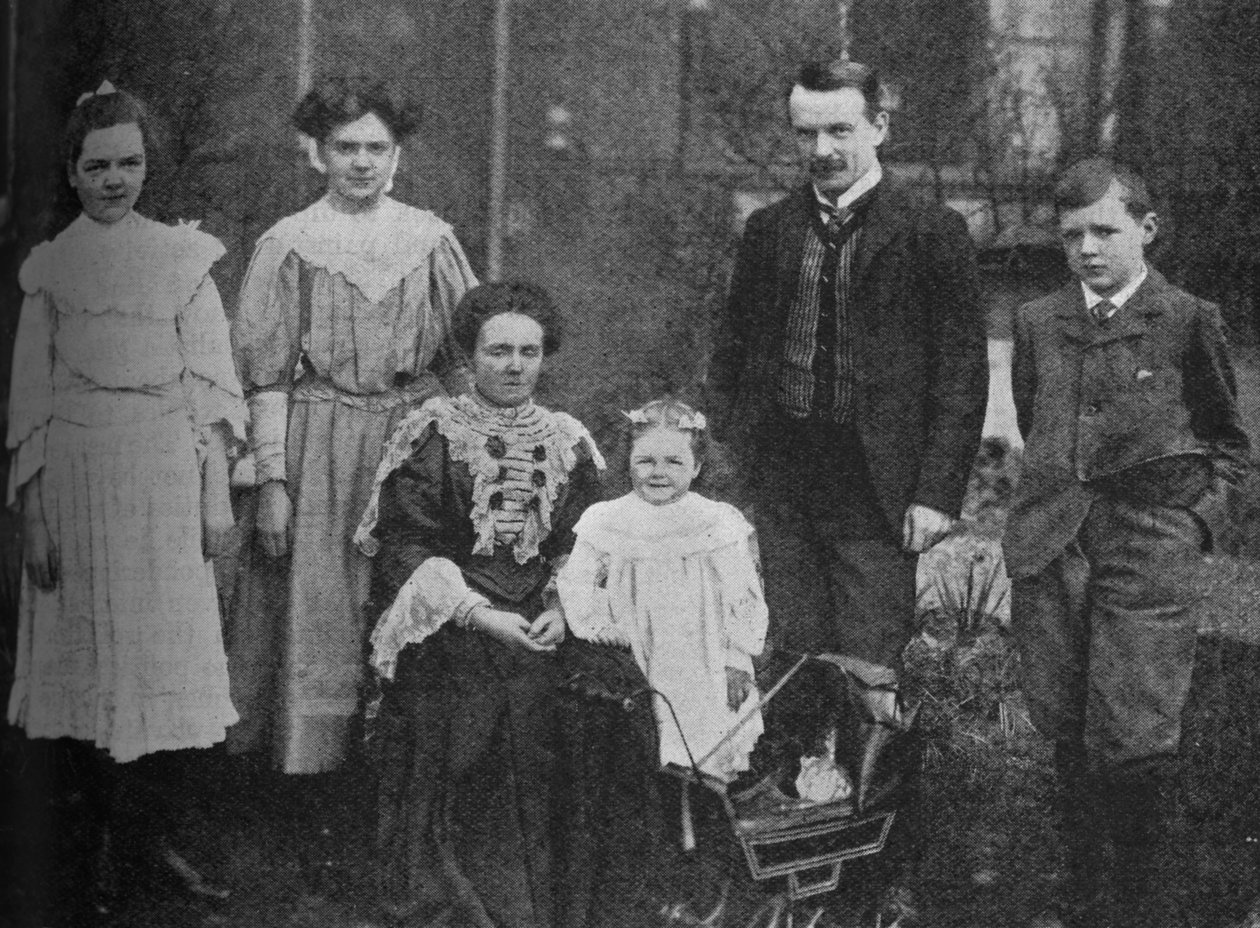 David Lloyd George - A nagy államférfi a családjával körülvéve, 1905, c1925 alkotó: Unbekannt
