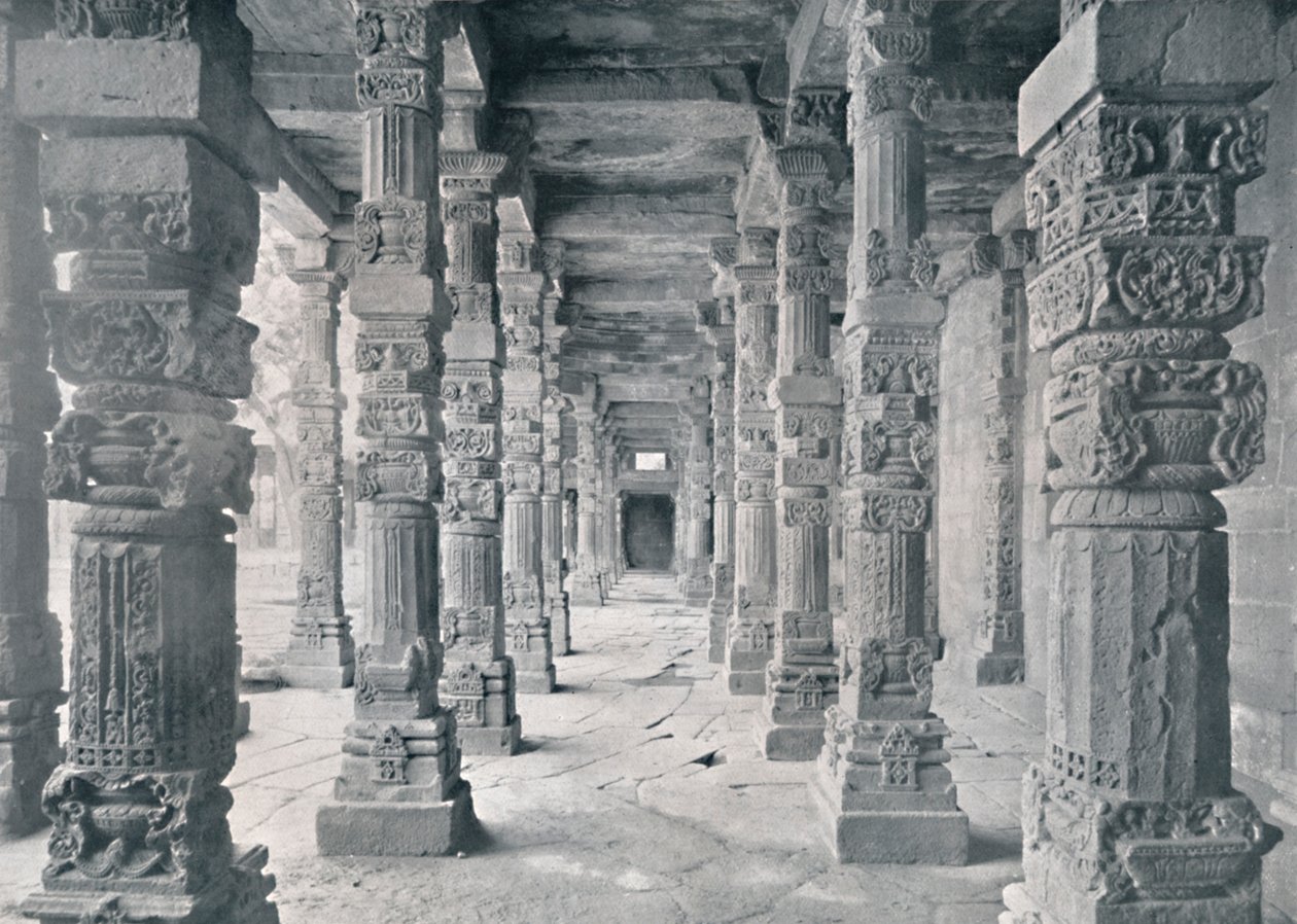 Delhi. Hindu oszlopok folyosója a Kutub-mecsetben, 1910. alkotó: Unbekannt