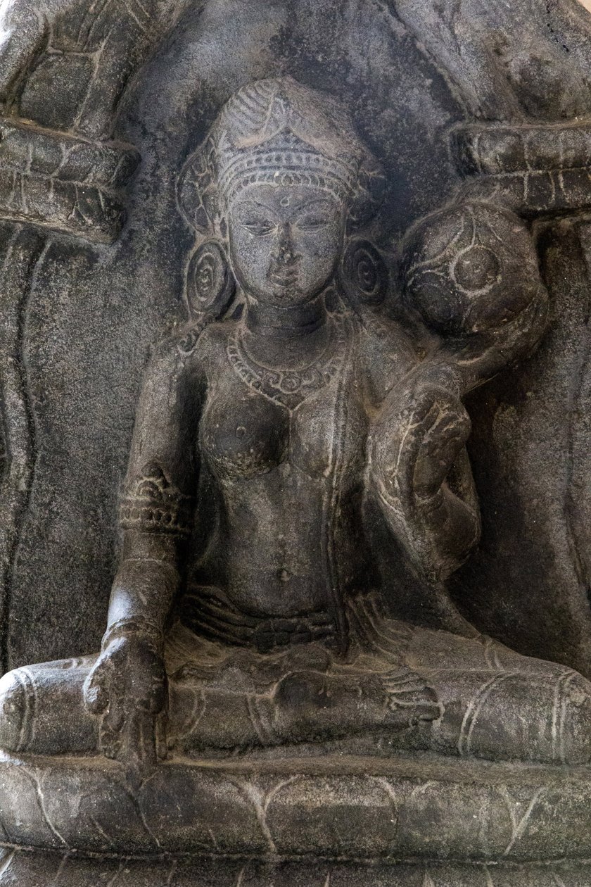 Delhi Nemzeti Múzeum. Gaja-Lakshmi (az elefántok vizet záporoznak Lakshmi istennőre). Pala, Kr.u. 9. század, Bihar. Kő. Részlet. India. alkotó: Unbekannt