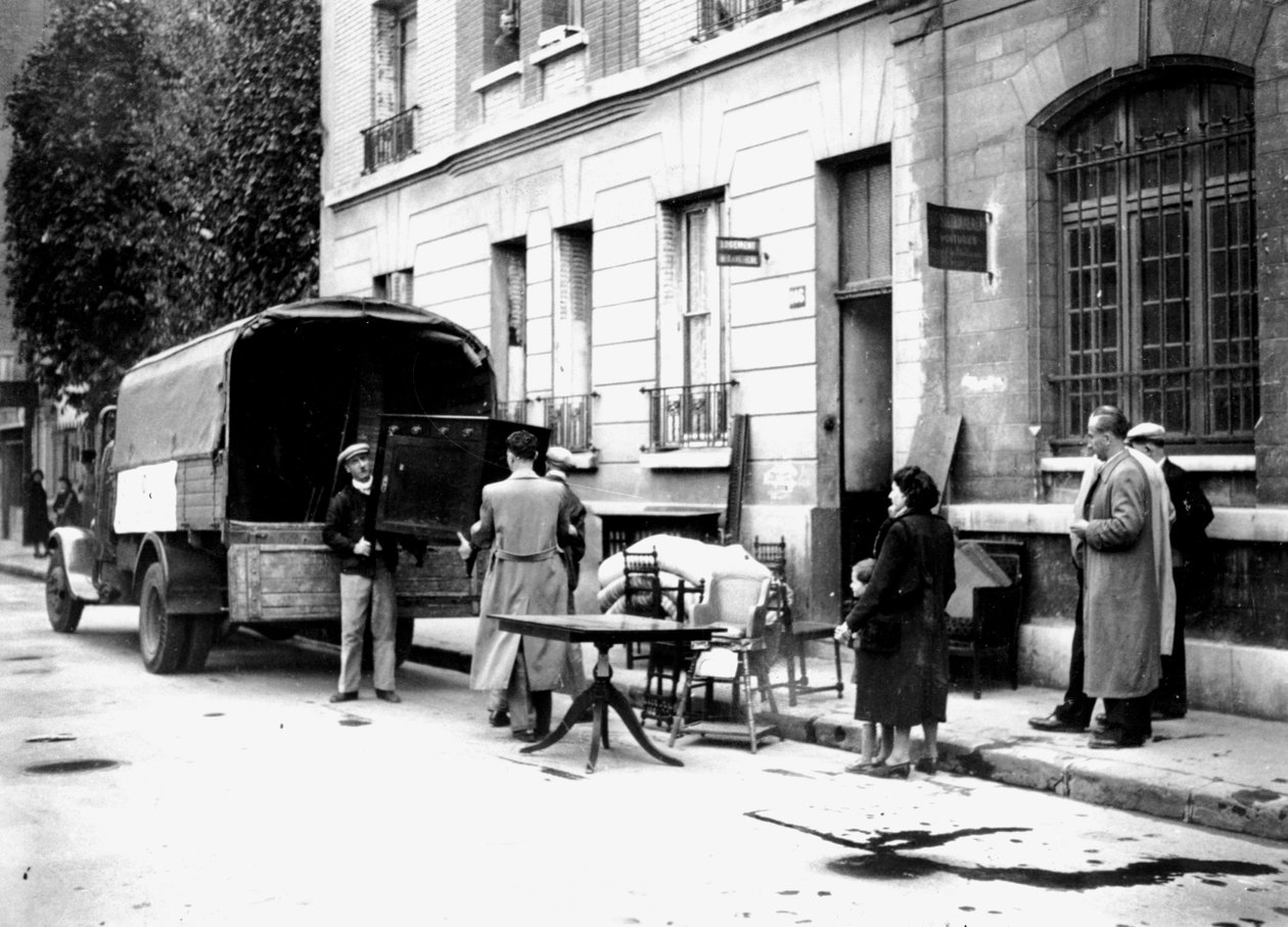 Zsidóktól elkobzott bútorok szállítása a RAF bombázás áldozatainak, Párizs, 1942. április alkotó: Unbekannt