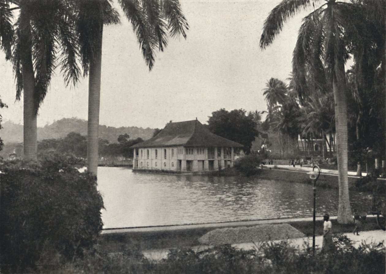 A Föld tava a Szent Fog templomának könyvtárépületével, 1926 alkotó: Unbekannt