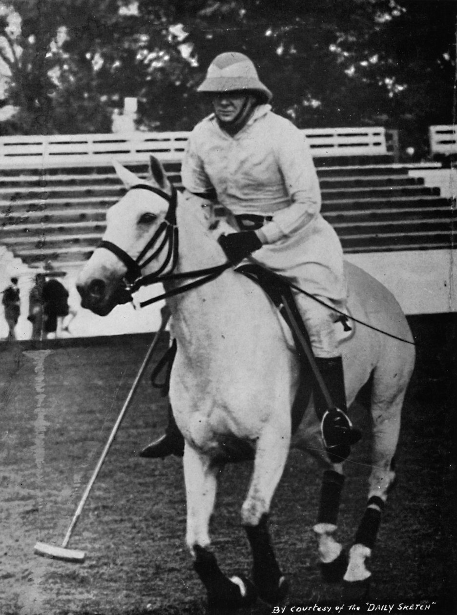 A súlyos felelősség ellenére a kedvenc pólójátékot nem lehetett elhanyagolni, az 1930-as évek, 1945 alkotó: Unbekannt