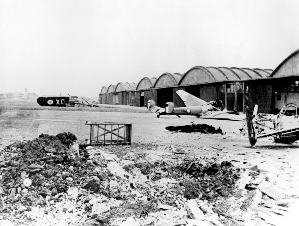 Megsemmisült repülőgép a Le Bourget repülőtéren, a németek által megszállt Párizsban, 1940. július alkotó: Unbekannt