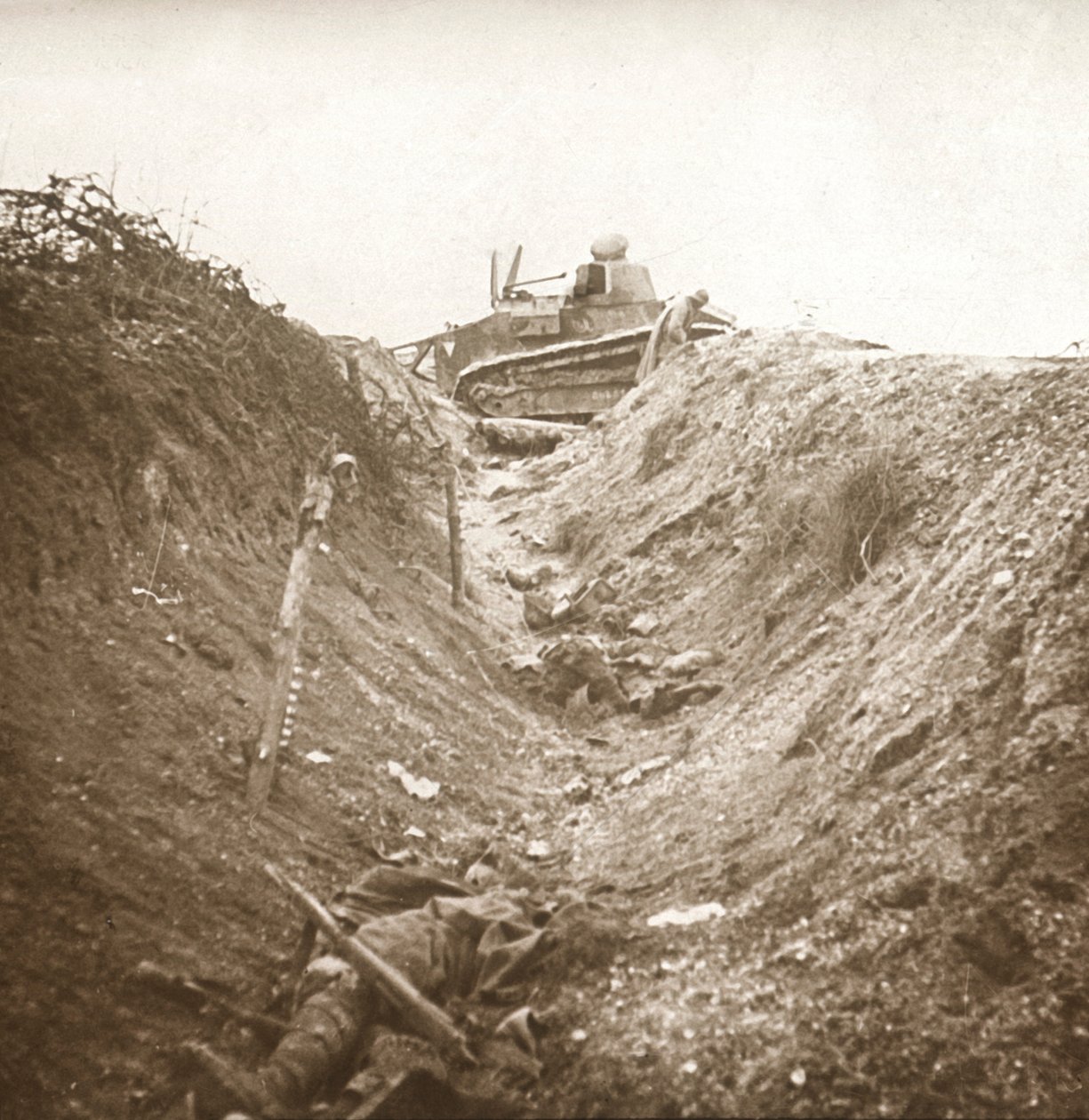 Megsemmisült tank és holttest, Auberives, Franciaország, c1914-c1918 alkotó: Unbekannt