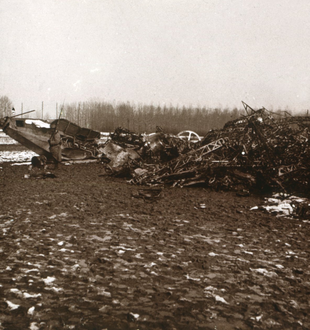 Megsemmisült zeppelin, c1914-c1918 alkotó: Unbekannt
