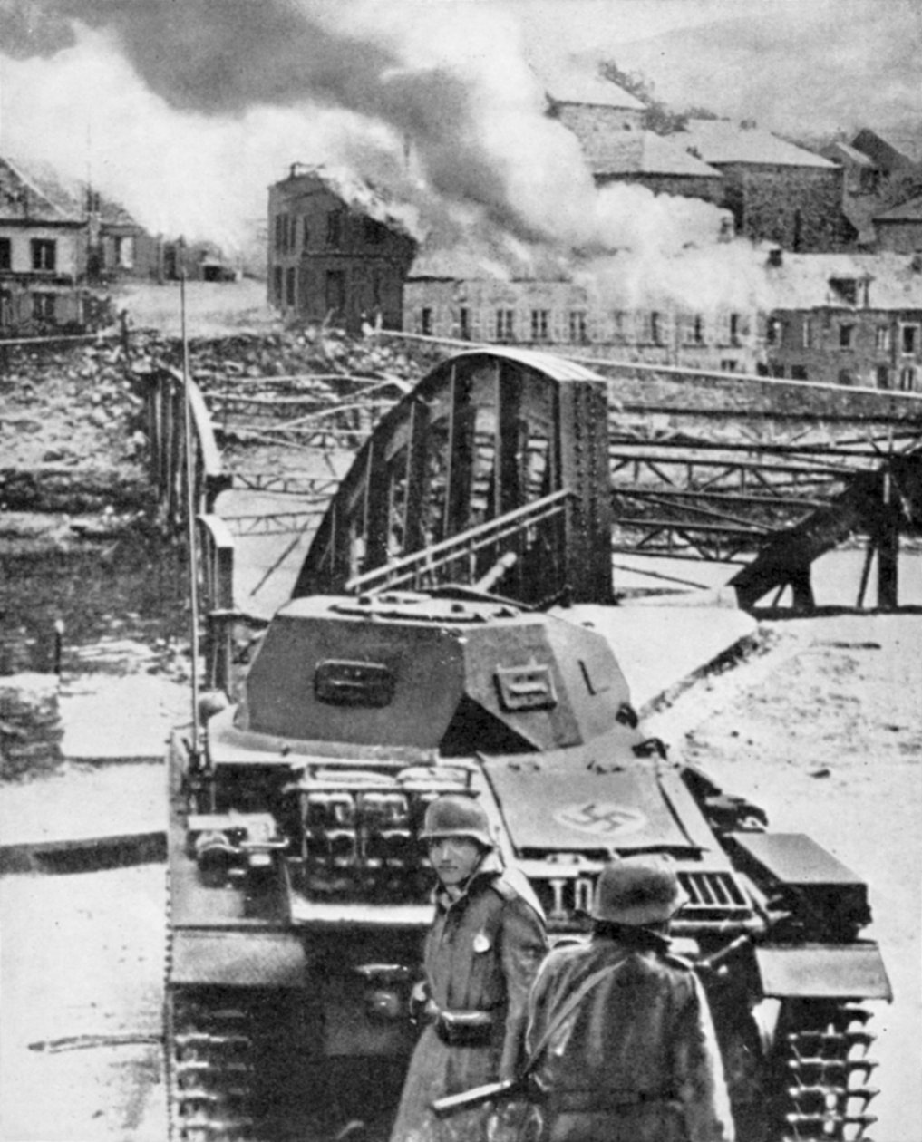 A Meuse folyón átívelő hidat lerombolták a belgák, hogy megállítsák a német előrenyomulást, 1940-es második világháború alkotó: Unbekannt