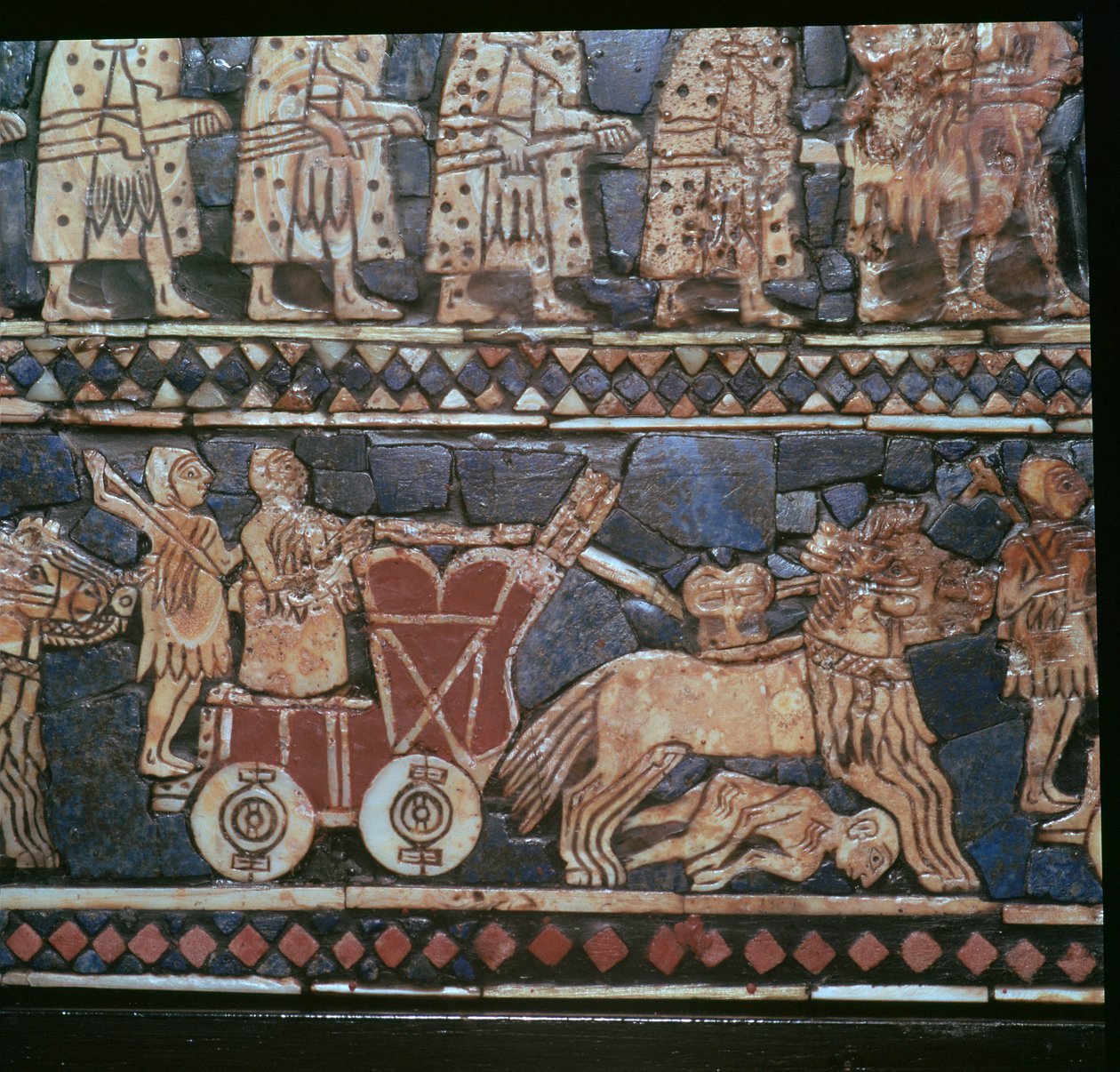 Részlet az Ur zászlójáról, amely egy sumér harci szekeret mutat, Irak déli részén, Kr.e. 2600-2400 körül alkotó: Unbekannt