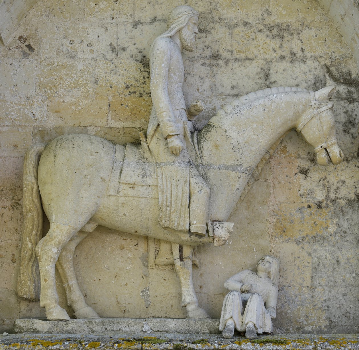 Részlet az I. Nagy Konstantin császárt ábrázoló oldalsó portálról, amely a keresztény kiszorító pogányságot szimbolizálja, a mellei Saint Hilaire templom (79500), Deux Sevres alkotó: Unbekannt