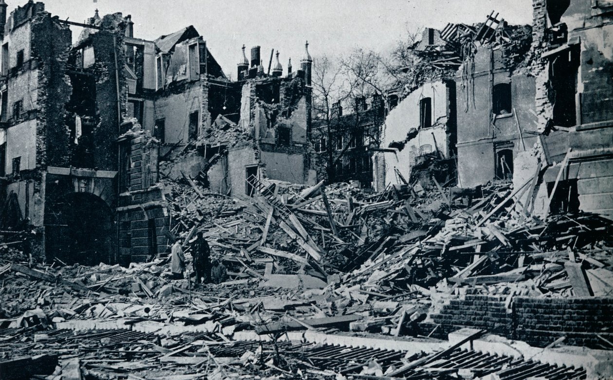 Lerombolt épületek a templom belső kertjéből, 1941 alkotó: Unbekannt