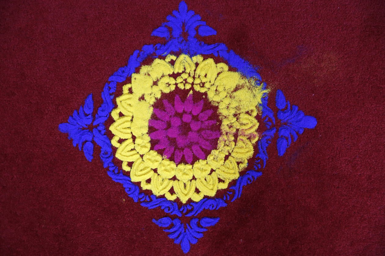 Diwali rangoli a leicesteri Shirdi Sai Baba templomban. Egyesült Királyság alkotó: Unbekannt