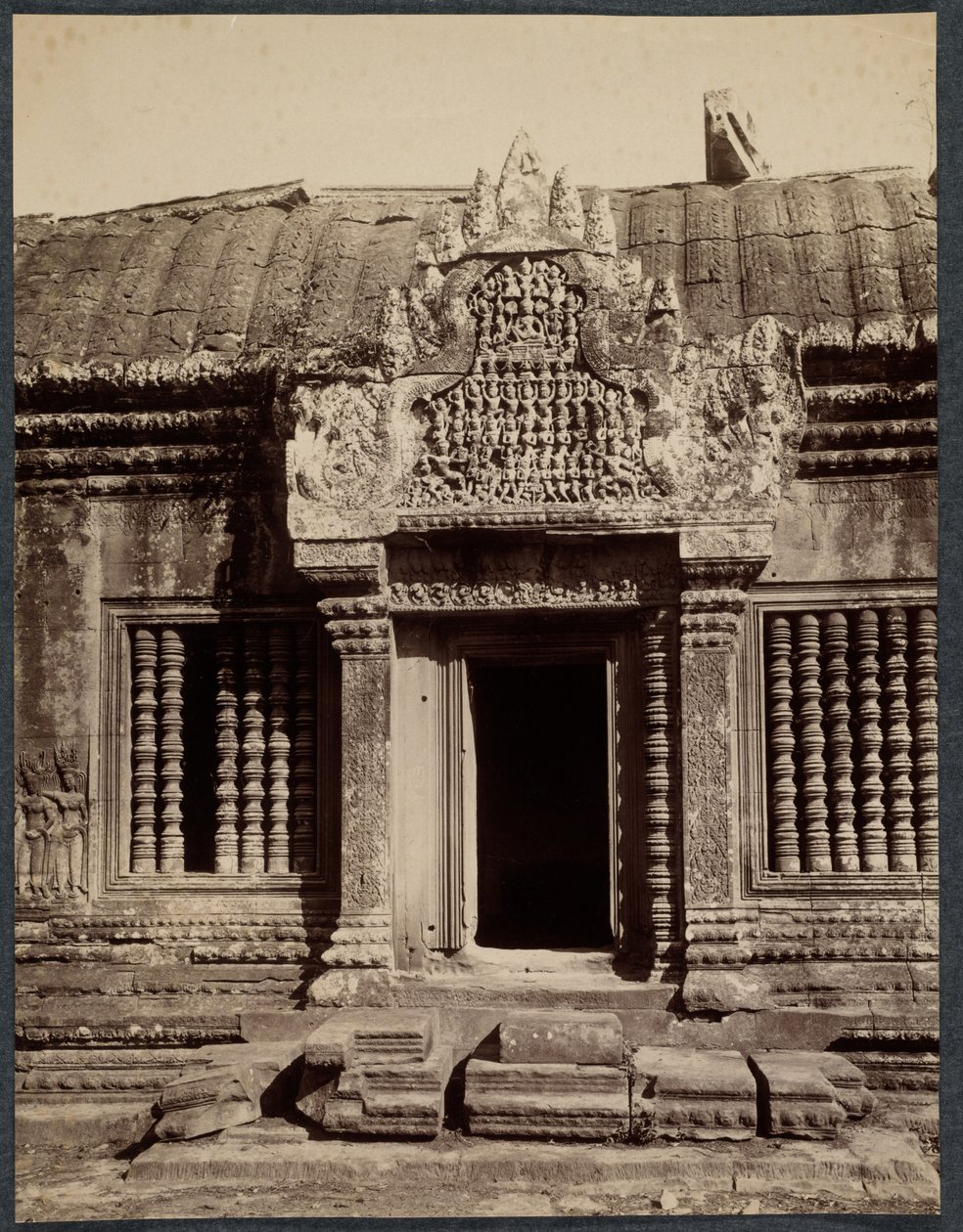 Ajtó egy belső burkolaton keresztül, Angkor Wat, Kambodzsa, c. 1880. alkotó: Unbekannt