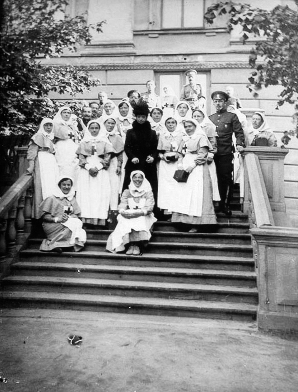 Maria Fedorovna orosz császárné ápolónőkkel a kórházon kívül, Oroszország, 1916 alkotó: Unbekannt